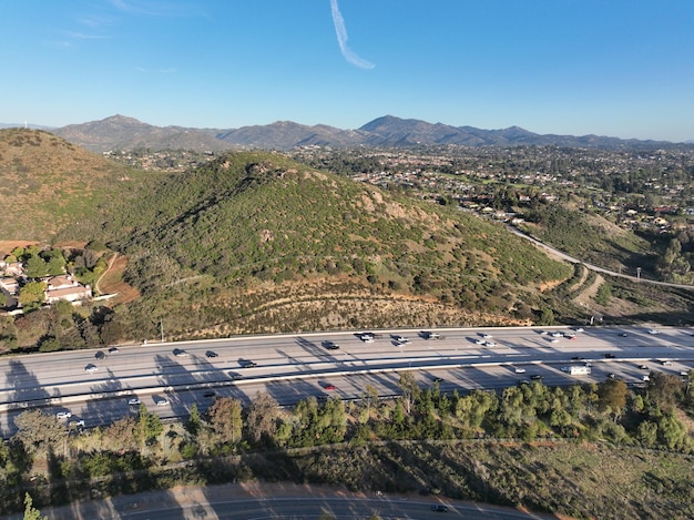 Vista aérea de la autopista interestatal con vehículo en san diego, sur de california, ee.uu.