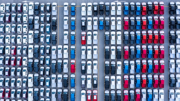 Vista aérea de autos nuevos para la venta de la fila de lotes de inventario, inventario de distribuidores de automóviles nuevos, importación, exportación, negocios, logística, grobal.