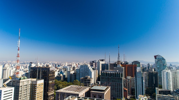 Vista aérea de la Av Paulista en Sao Paulo SP Avenida principal de la capital Domingo día sin autos con gente caminando en la calle