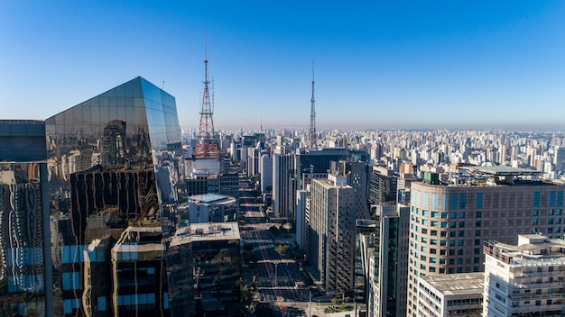 Vista aérea de la Av Paulista en Sao Paulo SP Avenida principal de la capital Domingo día sin autos con gente caminando en la calle