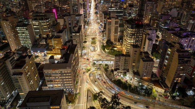 Foto vista aérea de av paulista en sao paulo sp avenida principal de la capital foto por la noche con luces de automóviles