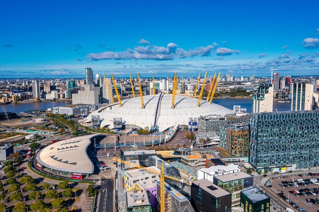 Foto vista aérea de las aves de la icónica o2 arena cerca de la isla de los perros