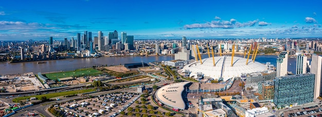 Vista aérea de las aves de la icónica O2 Arena cerca de la isla de los perros