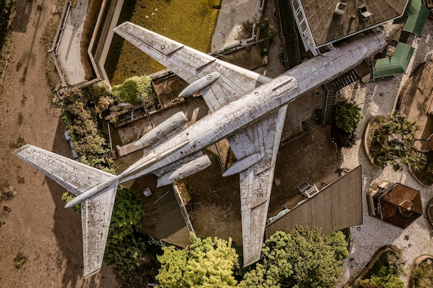 Foto vista aérea de un avión abandonado