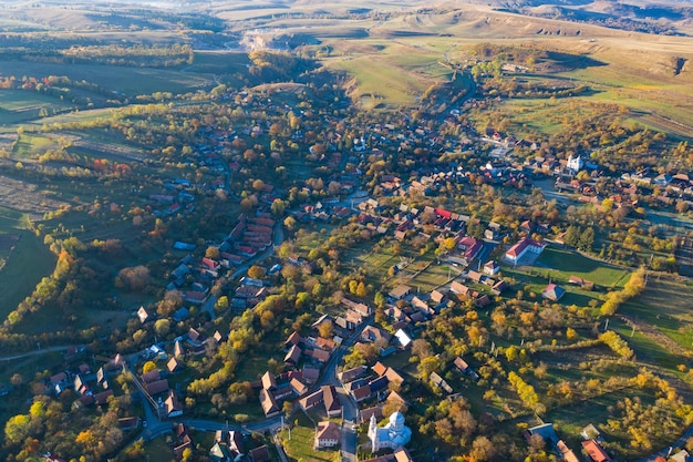 Vista aérea de un avión no tripulado de una aldea rural en Transilvania, Rumania