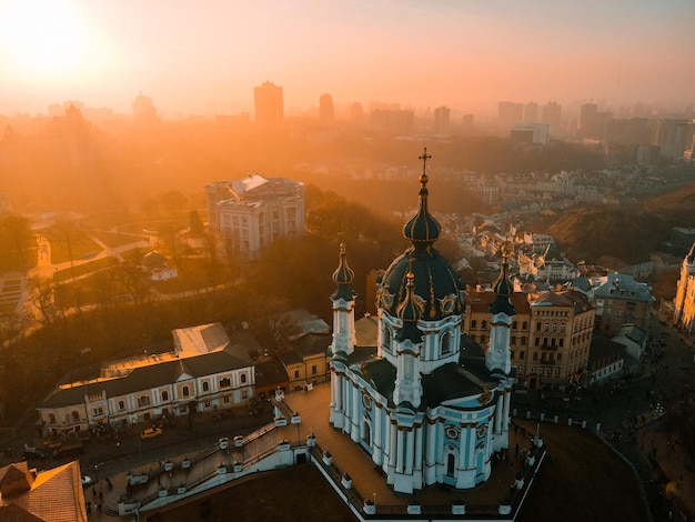 Vista aérea desde un avión no tripulado de la Iglesia de San Andrés en Kiev en otoño al atardecer