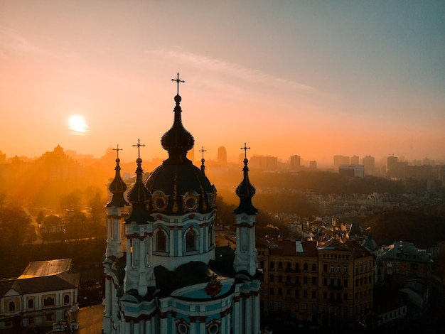 Vista aérea desde un avión no tripulado de la Iglesia de San Andrés en Kiev en otoño al atardecer