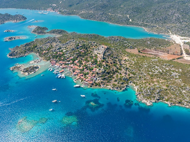 Foto vista aérea con el avión no tripulado kalekoy simena kekova turquía