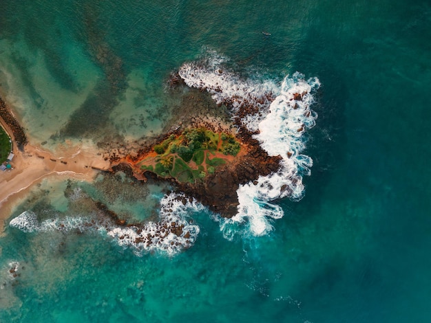 Vista aérea desde un avión no tripulado de la pequeña isla de Sri Lanka Parrot Rock Mirissa Beach