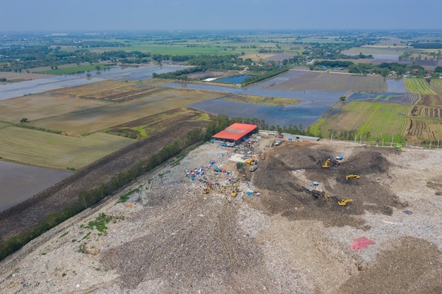 Vista aérea del avión no tripulado volador de la pila de basura