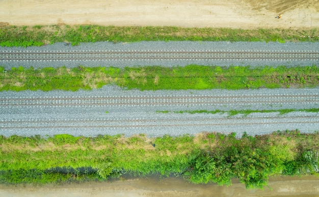 Vista aérea del avión no tripulado volador de las vías del tren