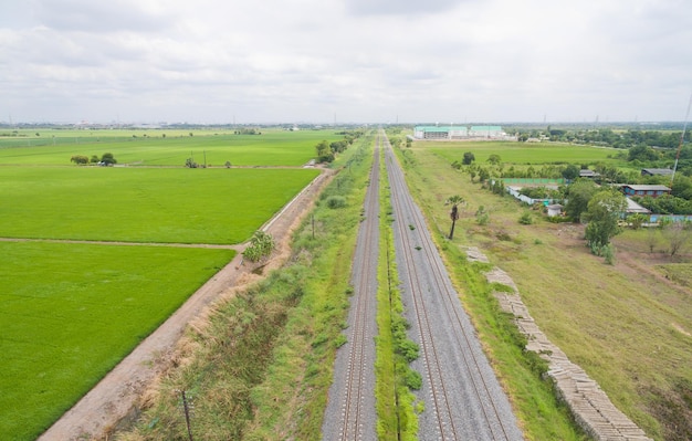 Vista aérea del avión no tripulado volador de las vías del tren