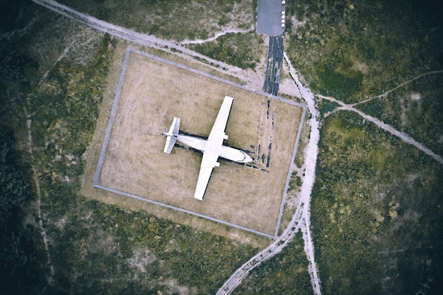 Vista aérea de un avión en el paisaje