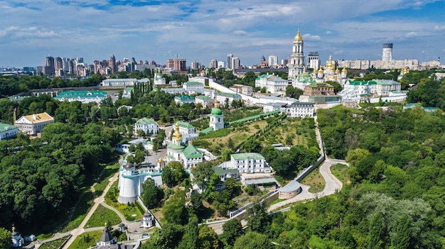 Vista aérea de aviones no tripulados de Kiev Pechersk Lavra iglesias en las colinas desde arriba, paisaje urbano de la ciudad de Kiev, Ucrania