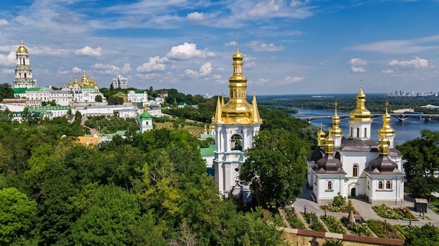 Vista aérea de aviones no tripulados de Kiev Pechersk Lavra iglesias en las colinas desde arriba, paisaje urbano de la ciudad de Kiev, Ucrania