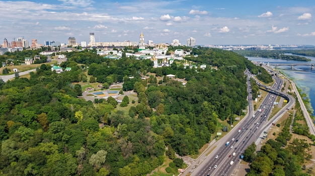 Vista aérea de aviones no tripulados de Kiev Pechersk Lavra iglesias en las colinas desde arriba, paisaje urbano de la ciudad de Kiev, Ucrania