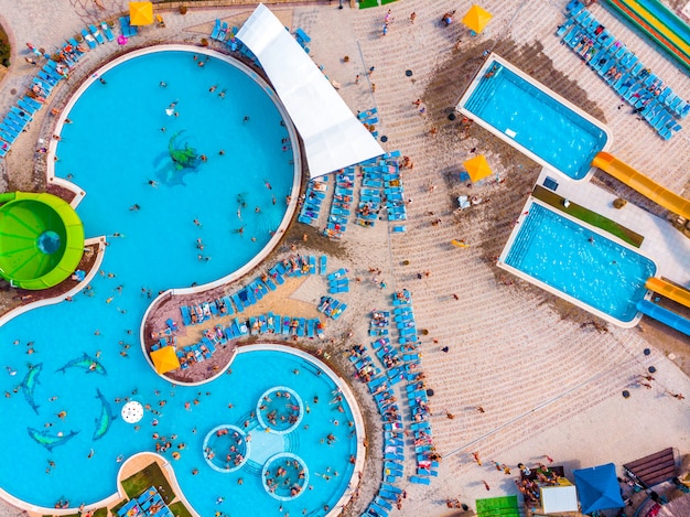 Foto vista aérea de aviones no tripulados mirando hacia abajo desde arriba colorida diversión de verano en el parque acuático