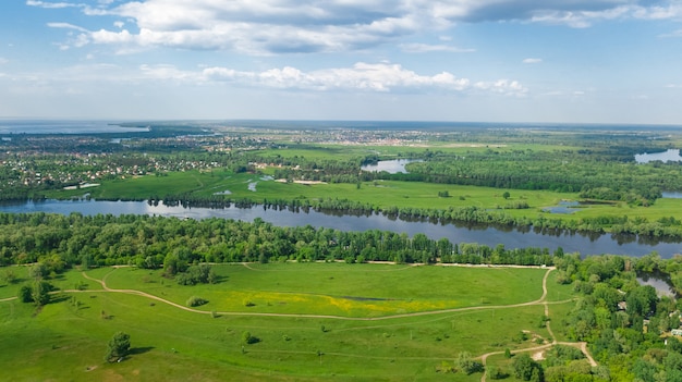 Vista aérea de aviones no tripulados del paisaje urbano de Kiev, río Dnieper y Dniester, isla verde desde arriba, horizonte de la ciudad de Kiev y parques naturales en primavera, Ucrania