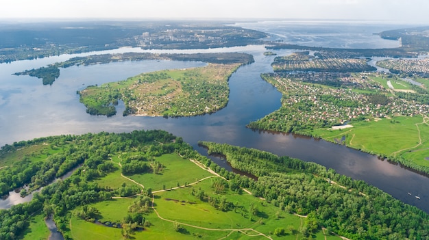 Vista aérea de aviones no tripulados del paisaje urbano de Kiev, río Dnieper y Dniester, isla verde desde arriba, horizonte de la ciudad de Kiev y parques naturales en primavera, Ucrania