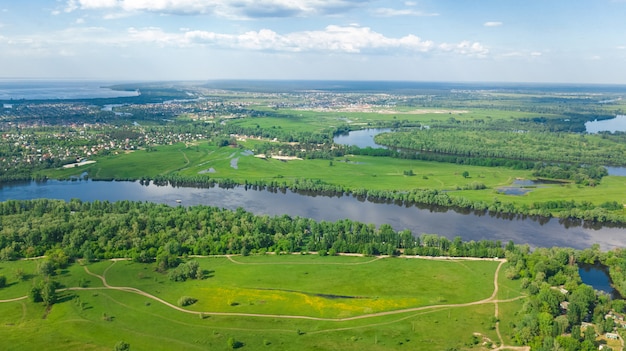 Vista aérea de aviones no tripulados del paisaje urbano de Kiev, río Dnieper y Dniester, isla verde desde arriba, horizonte de la ciudad de Kiev y parques naturales en primavera, Ucrania