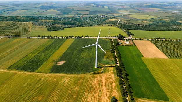 Vista aérea de aviones no tripulados de turbinas eólicas en funcionamiento en Moldavia Amplios campos alrededor de su aldea