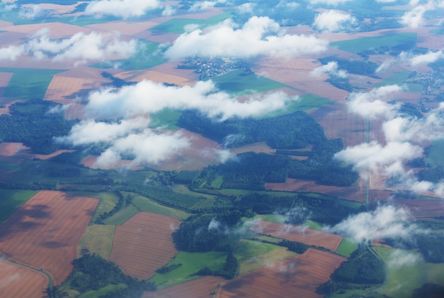 Foto vista aérea desde aviones que vuelan a gran altura. paisaje desde arriba.