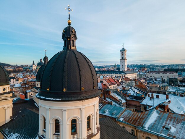 Vista aérea del ayuntamiento de lviv al atardecer