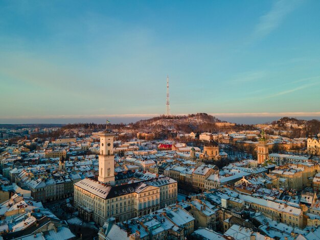 Vista aérea del ayuntamiento de lviv al atardecer