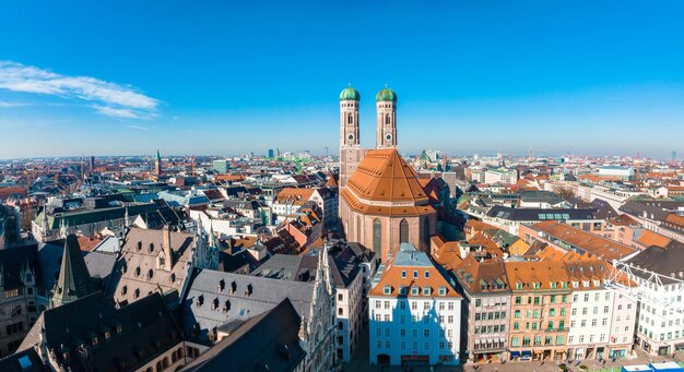 Vista aérea del ayuntamiento de marienplatz y frauenkirche en munich