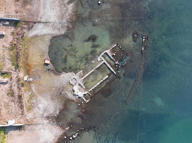 Vista aérea Aziz Neophytos Basilica (após Isa 740) sob o lago Iznik em Bursa, Turquia.