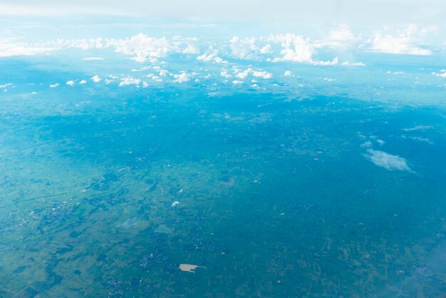 Vista aérea azul del campo