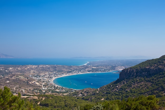 Foto vista aérea de la bahía de kamari en la isla de kos