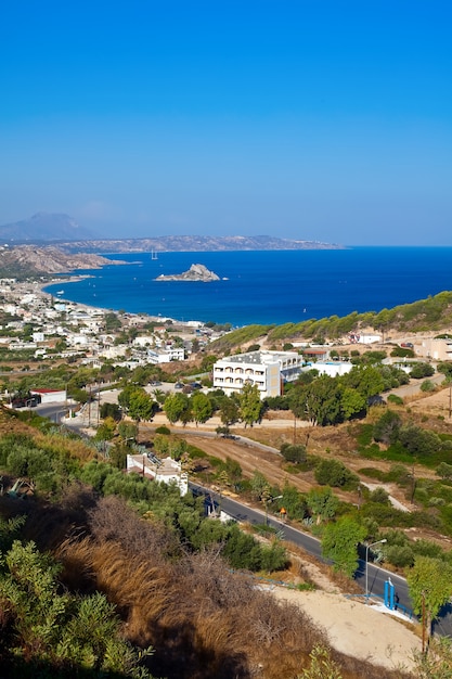 Foto vista aérea de la bahía de kamari en la isla de kos