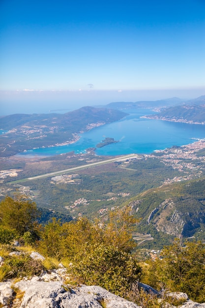 Vista aérea de la bahía de kotor en montenegro