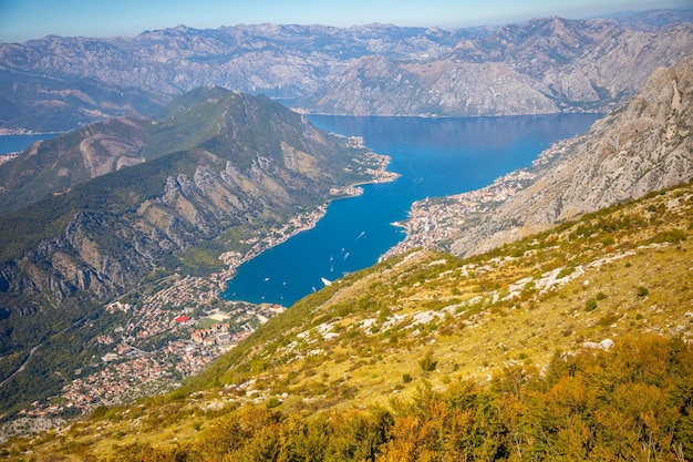 Vista aérea de la bahía de kotor en montenegro