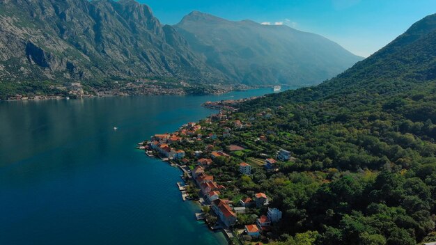 Vista aérea de la bahía de Kotor y una pequeña ciudad mediterránea entre las montañas de Montenegro