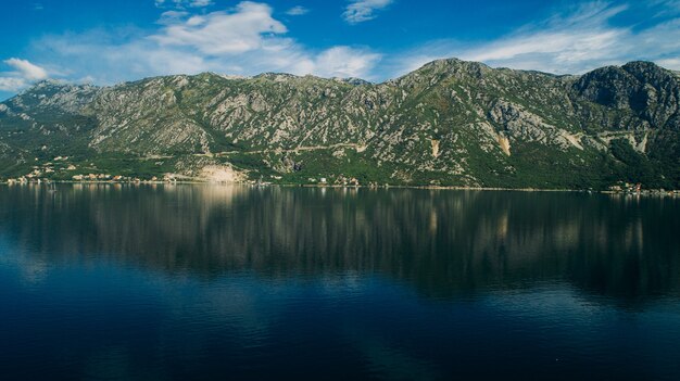 Vista aérea de la bahía de Kotor y los pueblos de la costa.