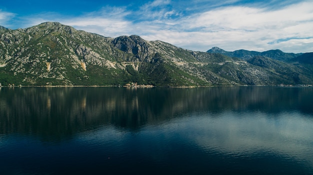 Vista aérea de la bahía de Kotor y los pueblos de la costa.