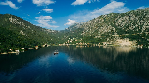 Vista aérea de la bahía de Kotor y los pueblos de la costa.