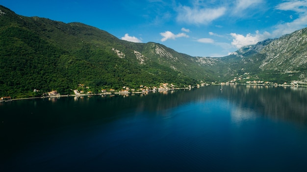 Vista aérea de la bahía de Kotor y los pueblos de la costa.