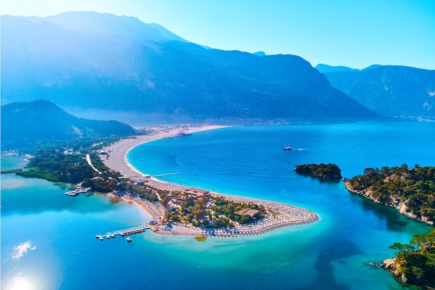 Vista aérea de la bahía del mar con playa de arena en un día soleado en verano Foto de Drone de la laguna azul en Oludeniz Turquía