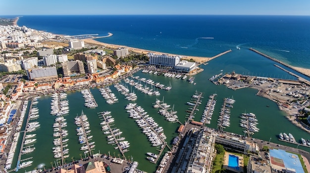 Vista aérea de la bahía del puerto deportivo, con yates de lujo en Vilamoura, Algarve.