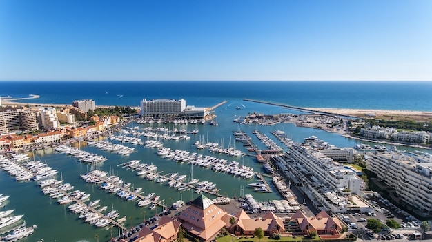 Vista aérea de la bahía del puerto deportivo, con yates de lujo en Vilamoura, Algarve.
