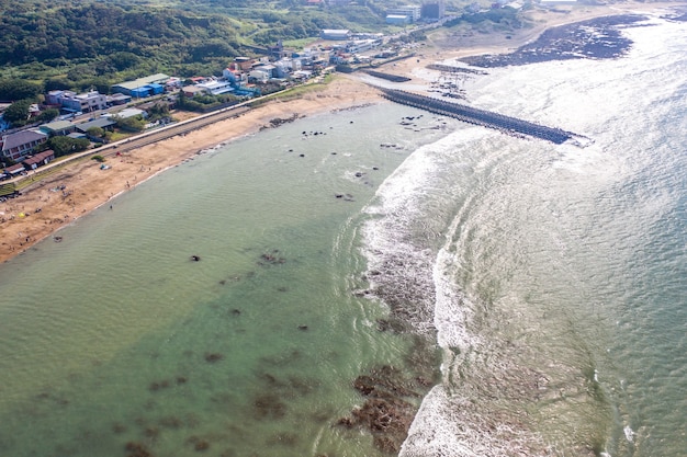 Vista aérea de la bahía Repulse [Qian Shui Wan] - Costa norte de Taiwán, filmada en el distrito de Sanzhi, Nuevo Taipei, Taiwán