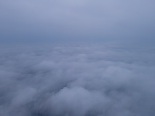 Vista aérea de baja visibilidad de espesa niebla sobre la ciudad