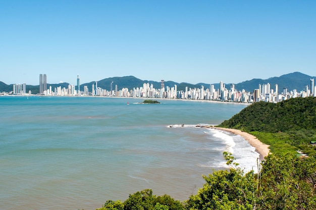 Vista aérea de Balneario Camboriu Brasil con la ciudad al fondo