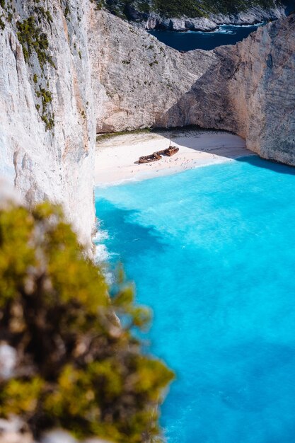 Foto vista aérea de un barco abandonado en la playa