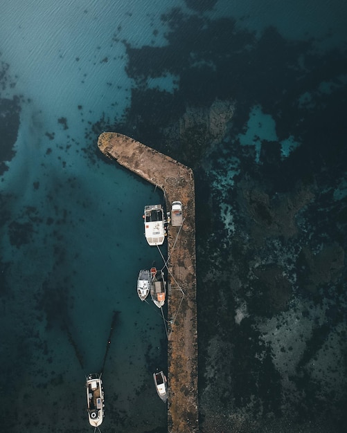 Vista aérea de un barco amarrado en el muelle