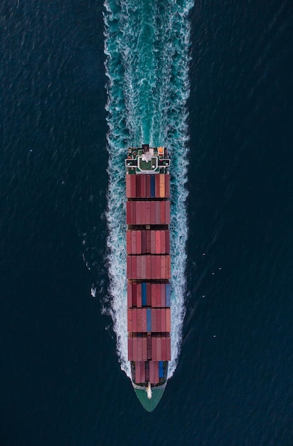 Vista aérea del barco de contenedores de carga en el mar por la noche