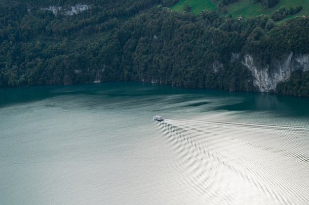 Vista aérea de un barco de crucero en un lago alpino en Suiza